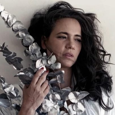 Tiê apresenta hits, inéditas e tributo a Angela Ro Ro em Belo Horizonte