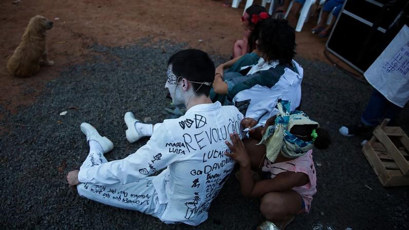 Criança interage com integrante da Trupe Estrela durante apresentação da peça 'Assembleia Comum'