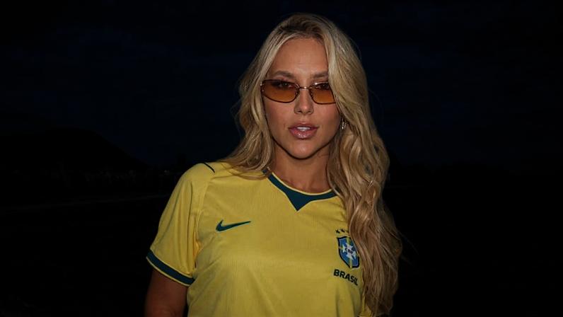 Virginia ostenta bolsa de luxo em jogo do Brasil