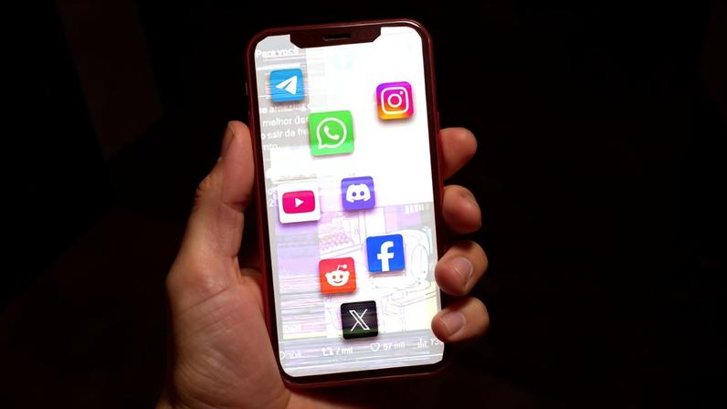 Ilustração de uma mão segurando um celular para a matéria o algoritmo do ódio