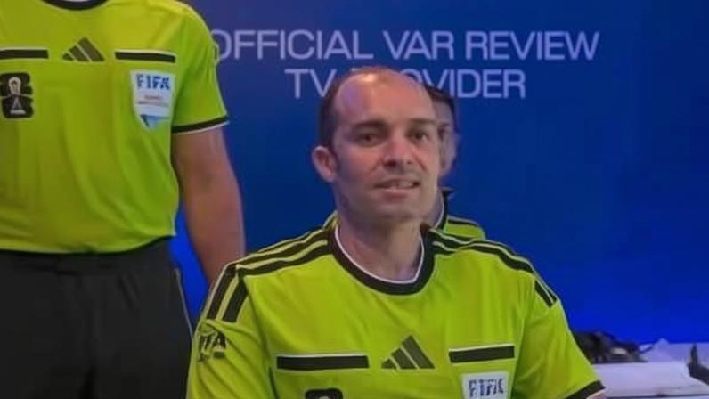 Equipe do VAR com o australiano Shaun Evans fazendo gesto