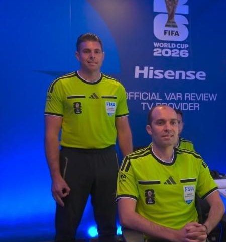 Equipe do VAR com o australiano Shaun Evans fazendo gesto