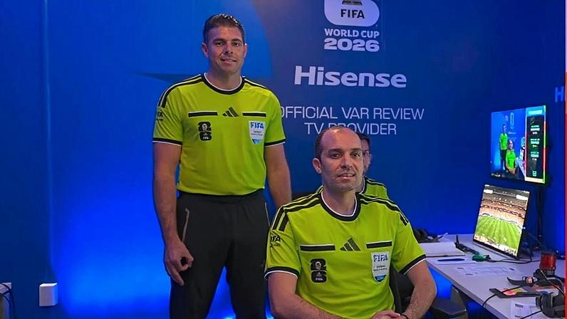 Equipe do VAR com o australiano Shaun Evans fazendo gesto
