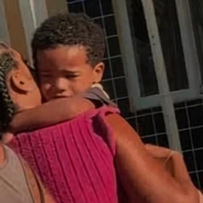 Menino diverge dos pais ao ir para a escola e ganha atenção online