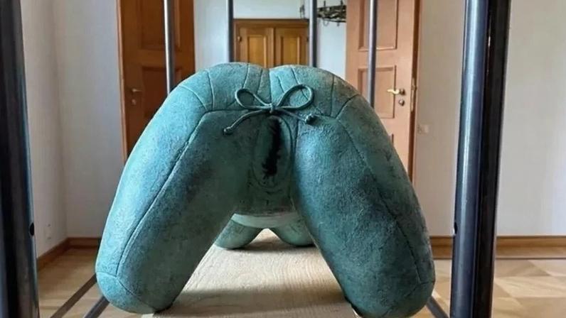 A escultura Eva, da artista alemã Alexandra Bircken (X/Reprodução)
