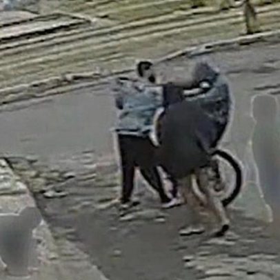 Jovem é morto a facadas na rua, diante de crianças