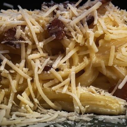 Talitha Morete apresenta espaguete à carbonara