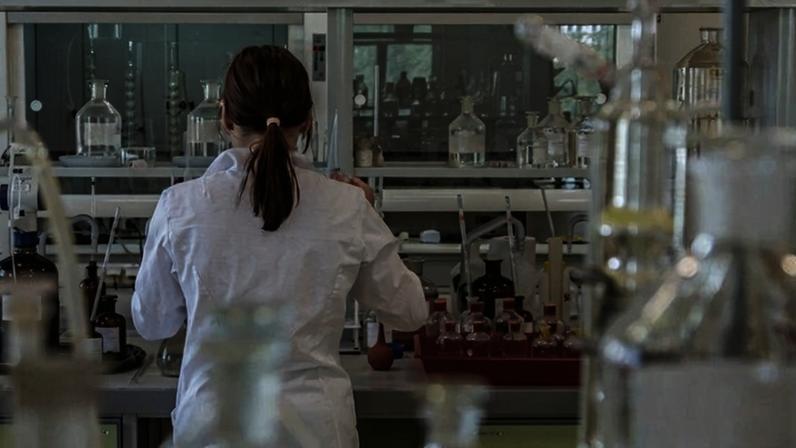 Pesquisadora em laboratório; Capes calcula que 5% dos bolsistas de mestrado e doutorado não concluem pesquisas