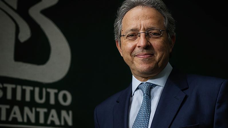 Esper Kallás, diretor do Butantan, recebeu o imunizante contra dengue na data de seu lançamento