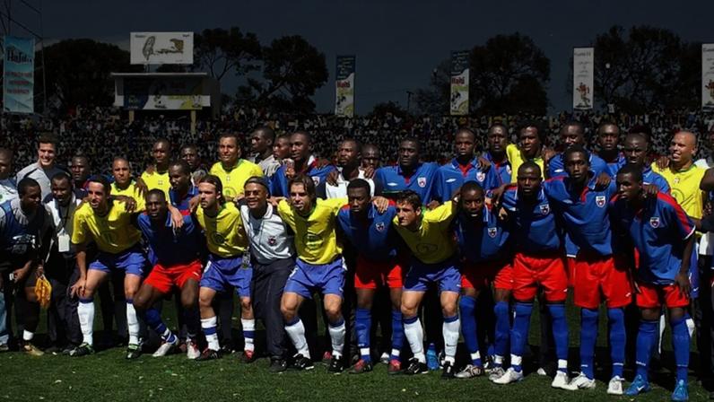 A seleção brasileira e a do Haiti posam para foto antes do início do amistoso que ficou conhecido como Jogo da Paz, em Porto Príncipe, no Haiti (Nilton Santos/CBF/Divulgação)