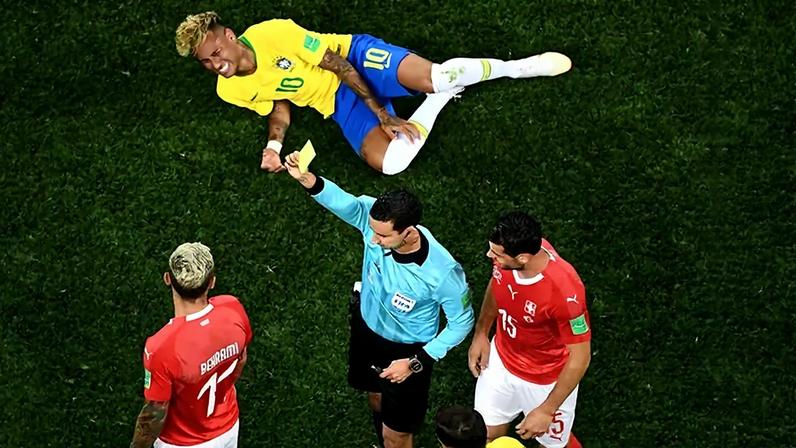 César Ramos adverte o jogador da Suíça com cartão amarelo após falta em Neymar (Jewel Samad/AFP)