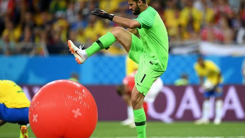 Alisson estoura balão inflável durante partida contra a Suíça - 17/06/2018 (Shaun Botterill/Getty Images)