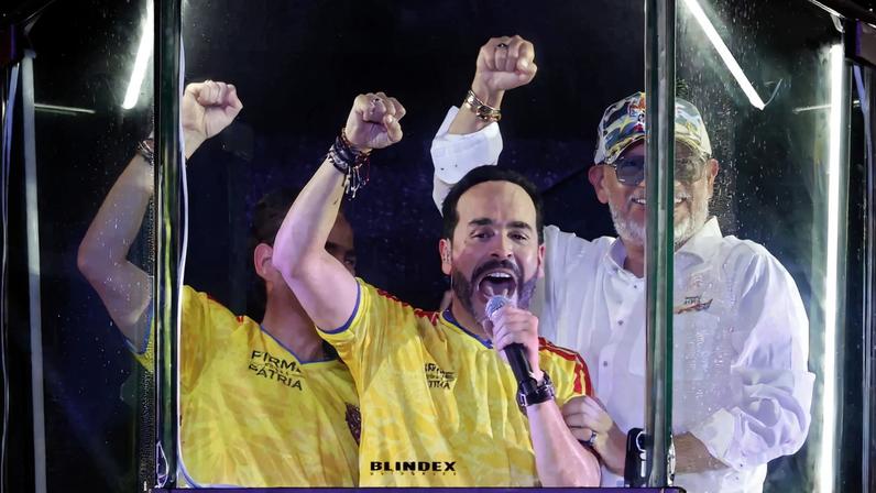 O presidente eleito da Colômbia, Abelardo de la Espriella, comemora em Barranquilla na noite de domingo (21) a sua vitória no segundo turno (Foto: Mauricio Dueñas Castañeda/EFE)