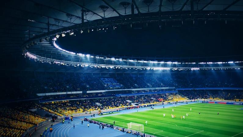 Entenda por que raios podem parar jogos da Copa, mesmo sem chuva forte no estádio, e como a meteorologia ajuda na segurança.