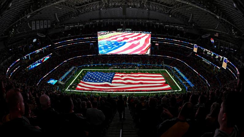 Vista do campo, da bandeira dos EUA e dos torcedores durante a execução do hino nacional antes de jogo no AT&T Stadium 29 de dezembro de 2023 Jerome Miron-USA TODAY Sports