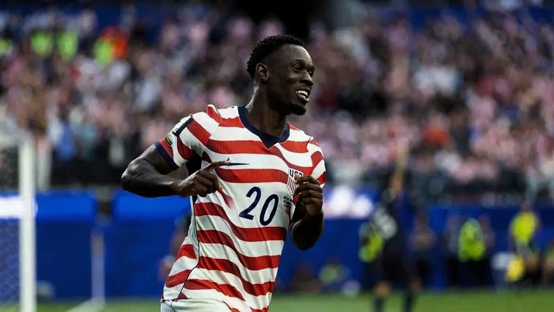 Folarin Balogun briga pela artilharia da Copa após marcar dois gols na estreia