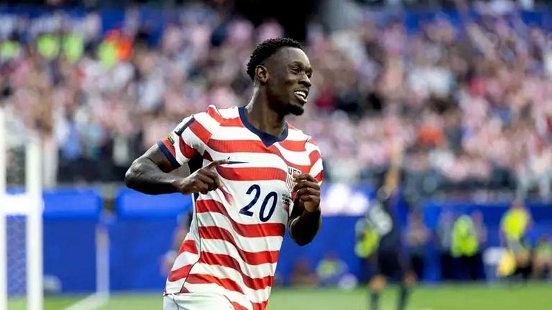 Folarin Balogun briga pela artilharia da Copa após marcar dois gols na estreia.