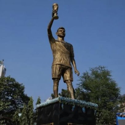 Estátua de Messi, 21 metros, é retirada na Índia por risco de desabar