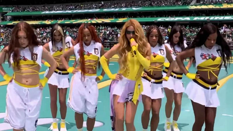Estilista brasileira cobra explicações sobre look de Shakira na Copa
