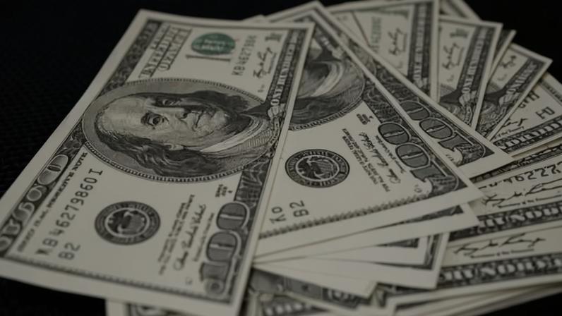 Dólar é referência mundial para negociações comerciais e financeiras; efeito mais percebido pelo consumidor aparece nos preços