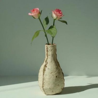 Estúdio transforma flores descartadas em vasos biodegradáveis