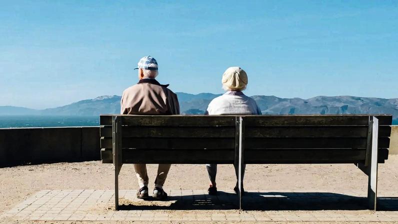 Na prática trabalhista, a discriminação etária raramente se apresenta de forma explícita,. (Foto: Matt Bennett /Unsplash)