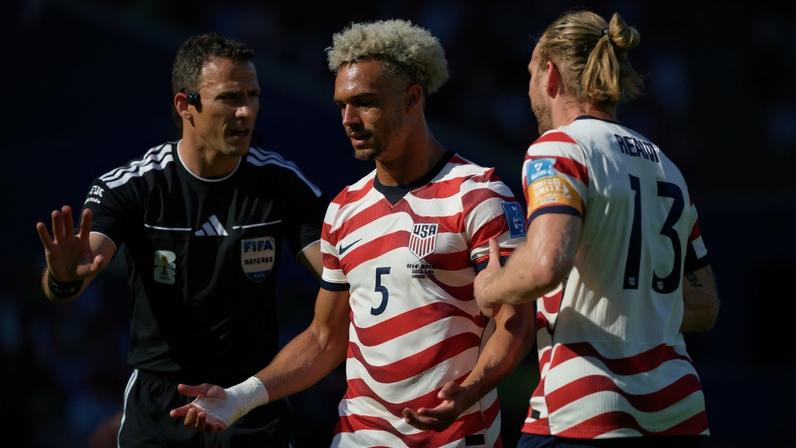 Arbitragem de Estados Unidos x Austrália na Copa do Mundo revolta web