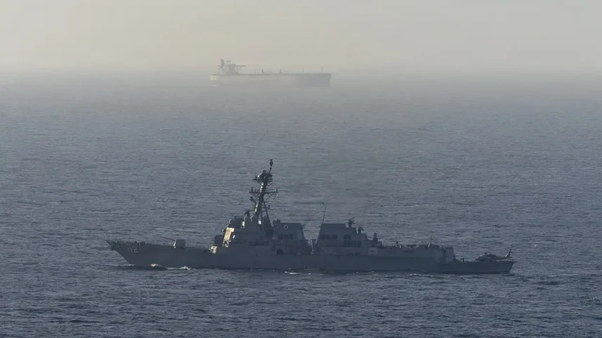 Navio americano atuando no mar arábico na operação de bloqueio contra os portos do Irã. (Foto: NAVCENT Public Affairs/Marinha dos EUA)