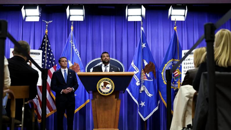 O chefe interino do Departamento de Justiça dos EUA, Todd Blanche, e o diretor do FBI Kash Patel. (Foto: WILL OLIVER/EFE/EPA)