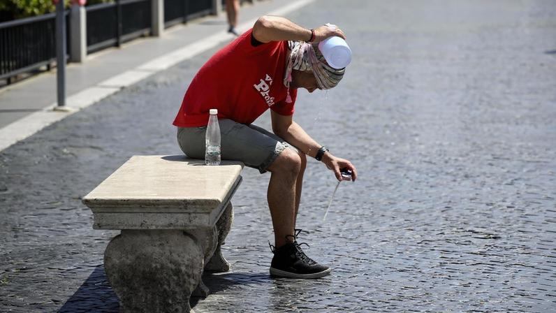 Homem tentando se refrescar durante forte onda de calor na Itália, Europa. (Foto: RICCARDO ANTIMIANI/EFE/EPA)