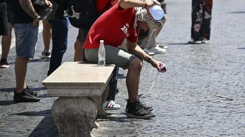 Homem tentando se refrescar durante forte onda de calor na Itália, Europa. (Foto: RICCARDO ANTIMIANI/EFE/EPA)