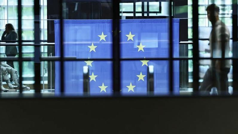 Bandeira da União Europeia na sede do Parlamento Europeu, em Estrasburgo, na França (Foto: RONALD WITTEK/EFE/EPA)