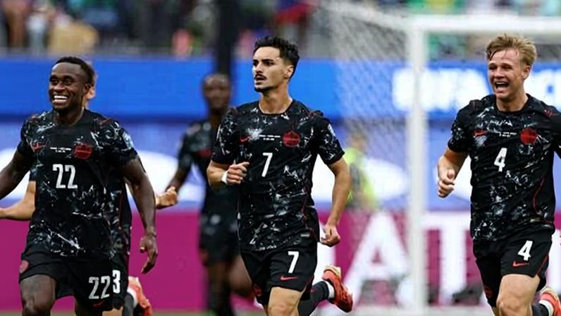 Eustaquio e jogadores do Canadá comemoram gol no fim contra a África do Sul