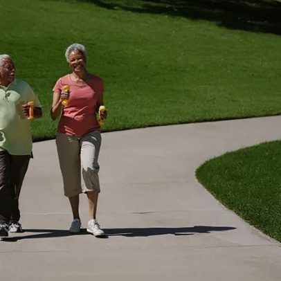 Idosos que caminham rápido têm menor risco de Alzheimer, aponta estudo