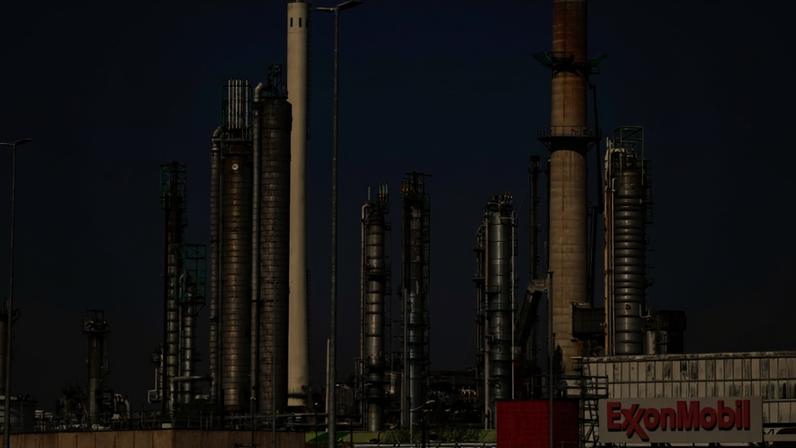 Uma visão geral da refinaria Exxonmobil ou Exxon Mobil no Porto de Roterdã. Foto: Getty Images/ Dean Mouhtaropoulos