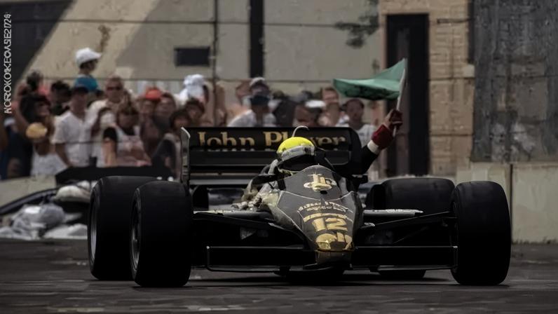 Senna ergue bandeira do Brasil no GP de Detroit : gesto depois da eliminação do Brasilno dia anterior