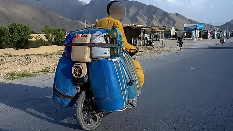 Motociclistas enfrentam calor extremo para contrabandear combustível iraniano