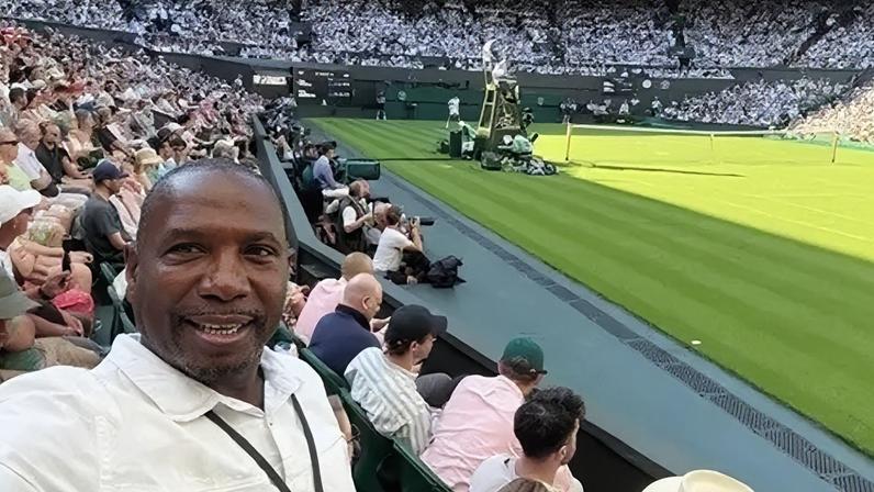 Homem mantém sequência de 34 filas em Wimbledon apesar do calor