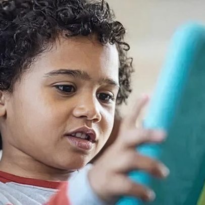 Adolescentes britânicos debatem ban de redes sociais: positivo ou desnecessário?