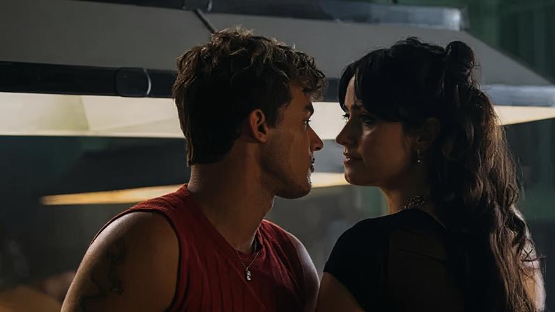 Estrela de filme sobre romance entre enteados diz que é fácil romantizar toxidade