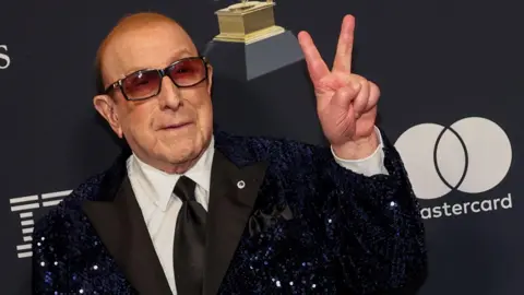 Clive Davis morre aos 94; magnata da música por trás de Whitney Houston e Springsteen