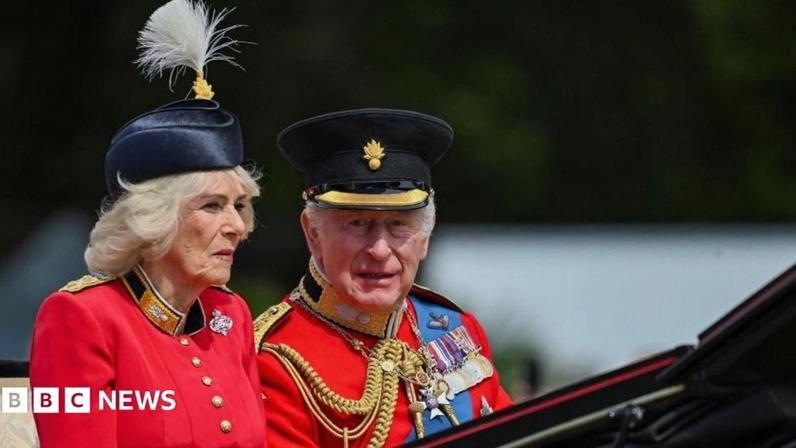 Charles e Camilla deixam Buckingham para desfile de aniversário do rei