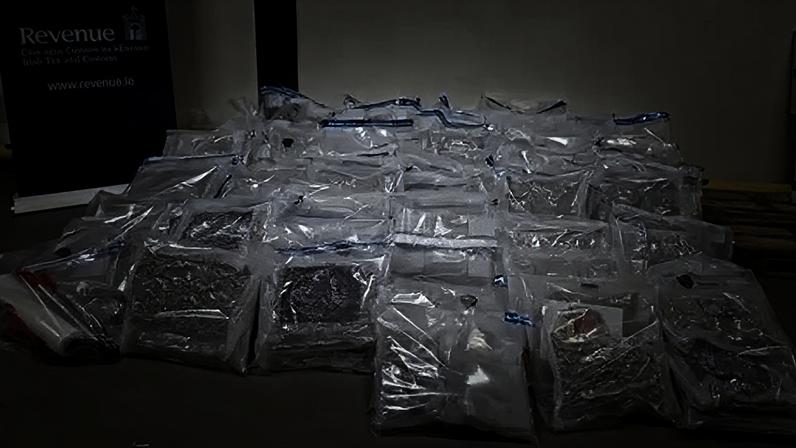 Busca em embarcação resulta em apreensão de €2,9 milhões em drogas