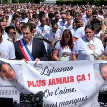 Cidade francesa enterra criança assassinada; surgem dúvidas sobre falhas policiais