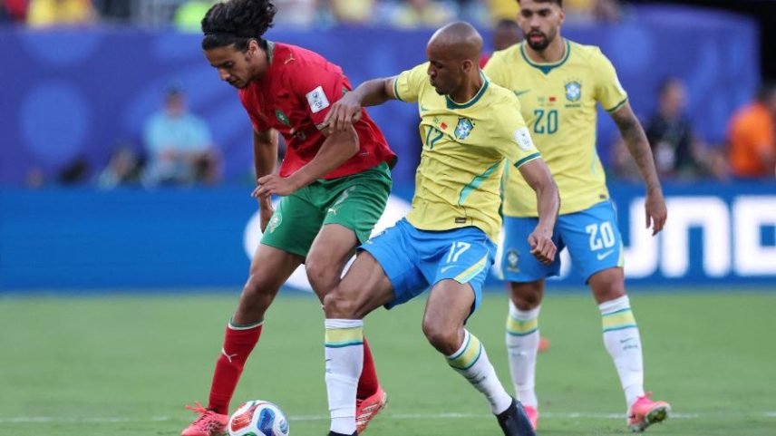Fabinho, com suas chuteiras pretas, durante o jogo contra Marrocos