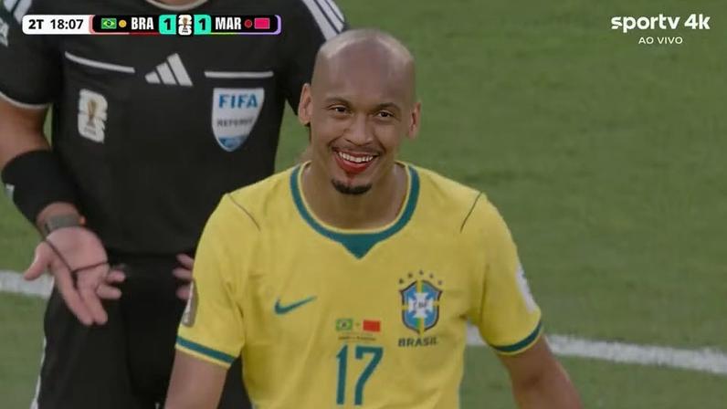 Fabinho sai com nariz ensanguentado em Brasil x Marrocos — Foto: Reprodução/Sportv