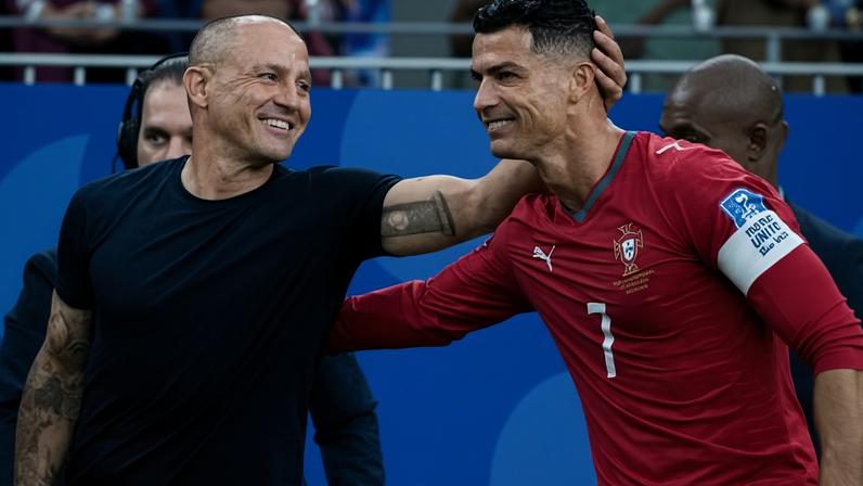 Fabio Cannavaro, técnico do Uzbequistão, ao lado de Cristiano Ronaldo, de Portugal