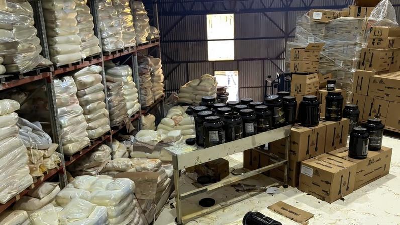 Montagem colorida de "fábrica" usada para reembalar produtos alimentares e leite em pó vencidos, em São João da Boa Vista, interior de São Paulo.