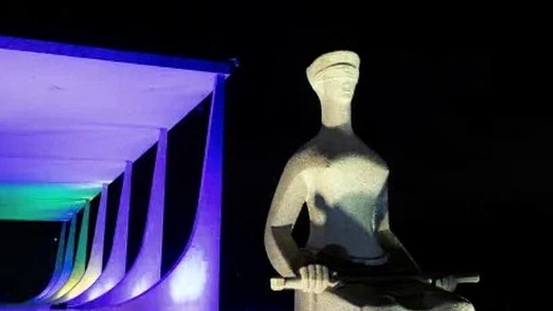 A estátua "A Justiça", localizada em frente ao edifício-sede do Supremo Tribunal Federal