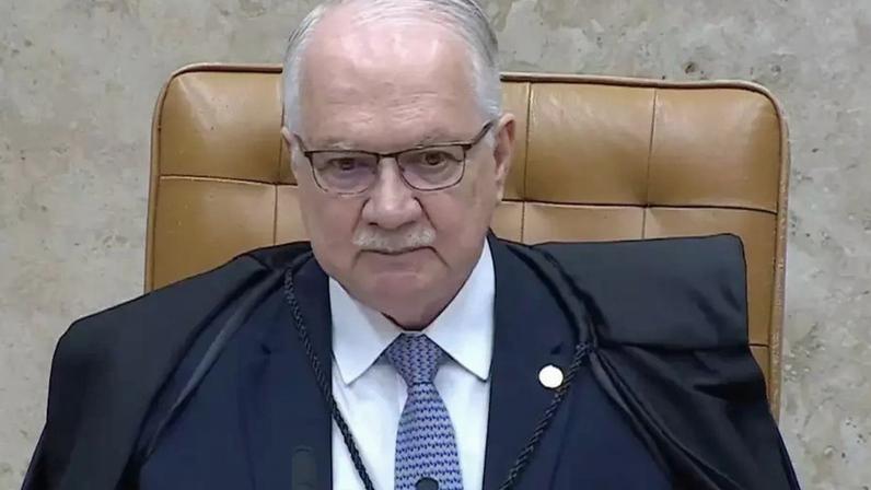 Fachin adverte advogado por ausência de acessório em sessão do STF